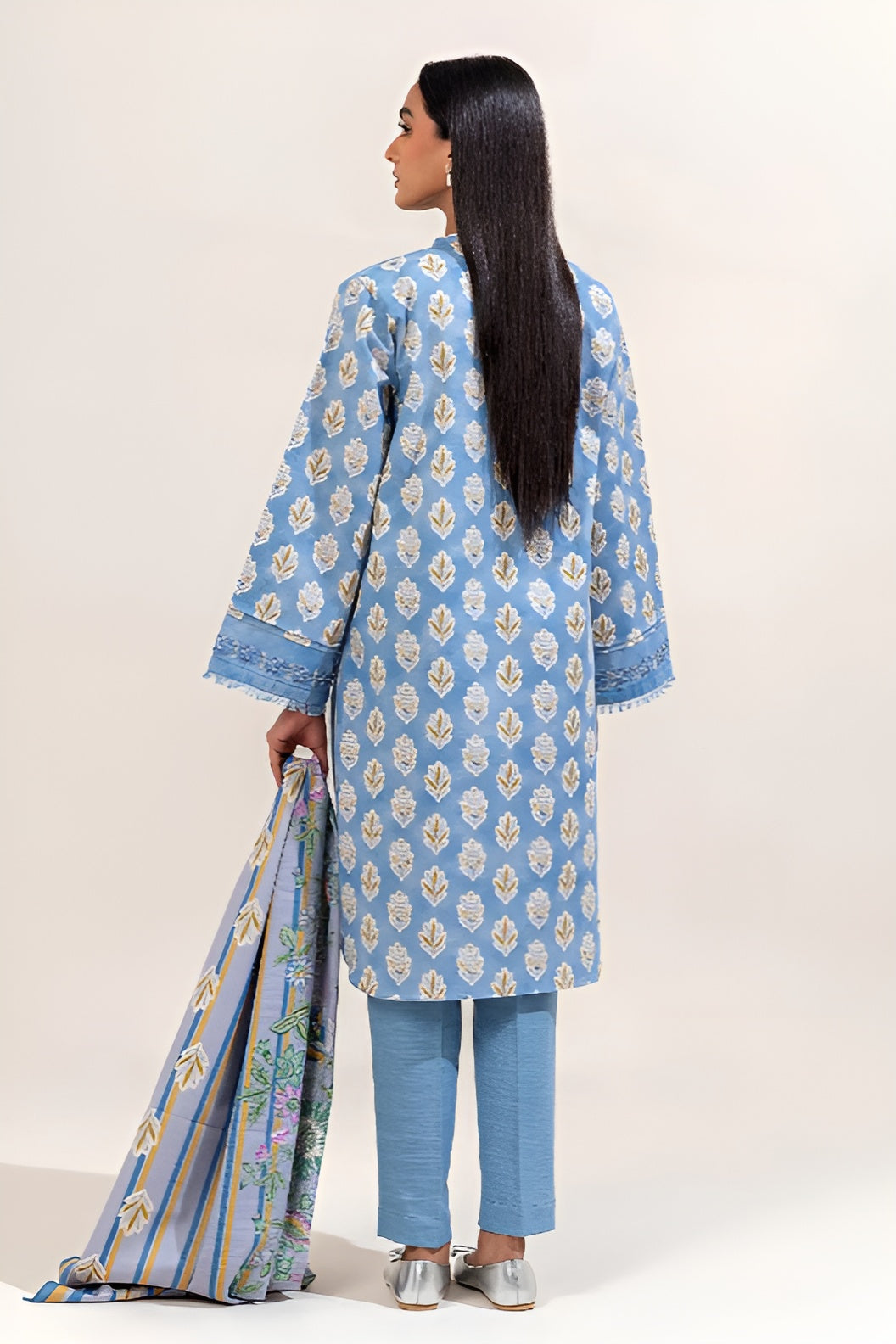 Beechtree Khaddar Embroidered 3-Piece – Design 04 (Unstitched)